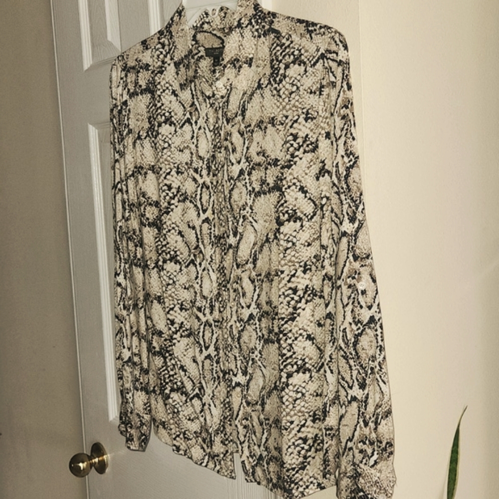 Talbots, Women's Reptile Print, button down, Tab Long Sleeves Shirt, Sz 8P - Picture 7 of 7